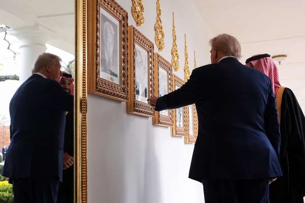 ترامپ تصویر بایدن با دستگاه امضای خودکار را به ولیعهد عربستان سعودی نشان داد