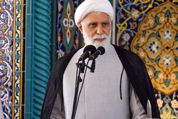 امام جمعه کیش خواستار در اختیار داشتن یک «پلاژ ویژه ساحلی» برای «مهمانان خاص» شد