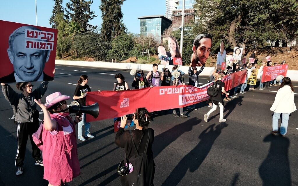 معترضان خواستار توافق آزادی گروگان‌ها، روز ۱۵ آبان بزرگراهی را در تل‌آویو مسدود کردند