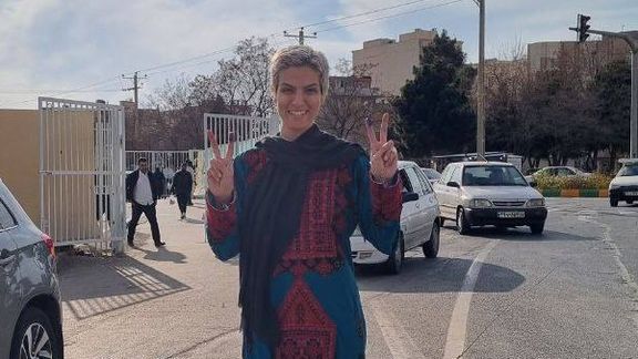 عاتکه رجبی، معلم زندانی، با پایان دوران محکومیتش از زندان وکیلآباد مشهد آزاد شد