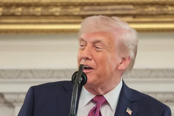 ترامپ: جمهوری اسلامی فقط برای حفظ آبرو، از بستن تنگه هرمز حرف میزند