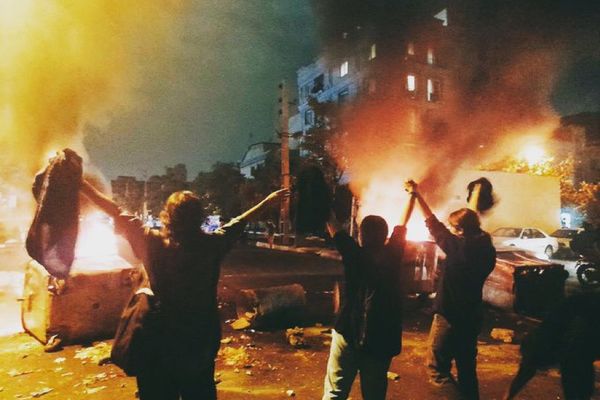 رابطة الكتّاب الإيرانيين: احتجاجات المواطنین نتيجة انفجار الغضب الشعبي ضد النظام الإيراني