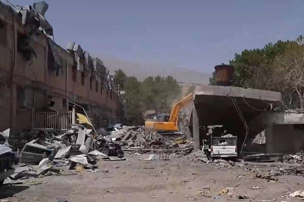 بعد قصف سجن "إيفين" ونقل السجناء.. قلق واسع بشأن مصير المعتقلين السياسيين بإيران