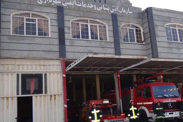 رجل إطفاء إيراني يضرم النار في نفسه احتجاجًا على عدم صرف راتبه وتأخير مستحقاته