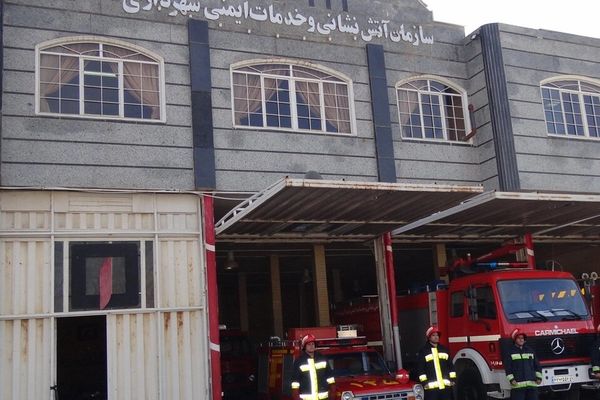 رجل إطفاء إيراني يضرم النار في نفسه احتجاجًا على عدم صرف راتبه وتأخير مستحقاته