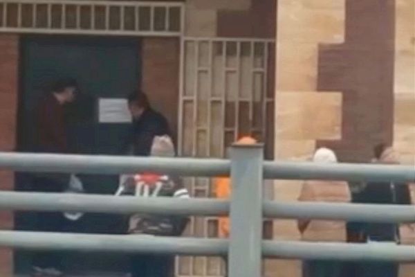 مع انتشار موجة إضراب في السجون.. عائلات معتقلي الاحتجاجات الإيرانية يتجمعون أمام سجن كجويي