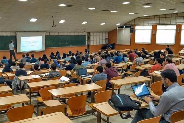 مصرع 7 طلاب في 40 يومًا.. مآسٍ متكررة في الجامعات الإيرانية