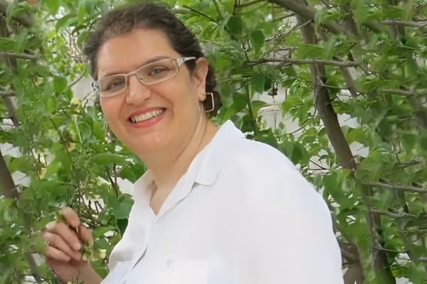 نهاله شهیدی یزدی، شهروند بهائی و فعال حقوق کودکان، برای تحمل شش سال حبس احضار شد