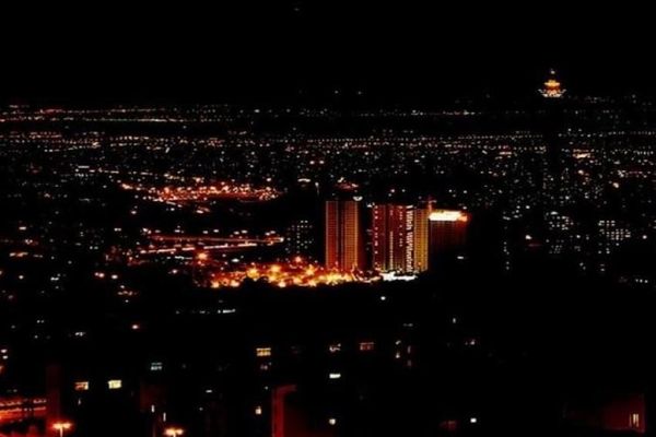 بعد عجز النظام عن توفيرها.. أزمة كهرباء تضرب عشرات المدن والمصانع في إيران