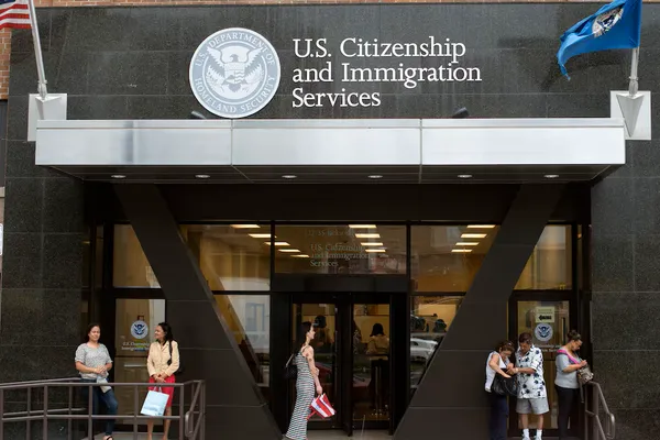 مدیریت خدمات مهاجرت آمریکا تصمیمگیری در مورد همه پروندههای پناهندگی را متوقف کرد