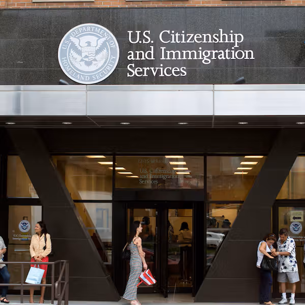 مدیریت خدمات مهاجرت آمریکا تصمیمگیری در مورد همه پروندههای پناهندگی را متوقف کرد
