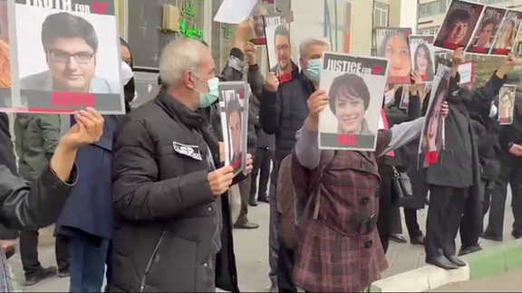 گروهی از خانوادههای جانباختگان هواپیمای اوکراینی مقابل دادگاه نظامی در تهران تجمع کردند