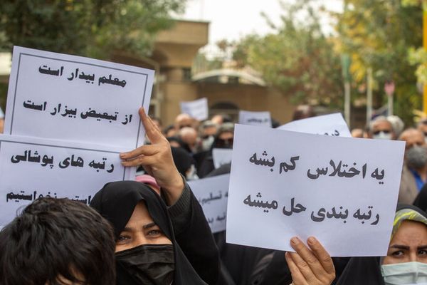 بعد احتجاجات متواصلة.. البرلمان الإيراني يقر زيادة "يصعب تطبيقها" في رواتب المعلمين