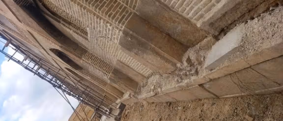 پروژه مرمت مدرسه خان شیراز، به پیمانکار بی تجربه سپرده شده بود. این پیمانکار با سیمان سفید، این اثر تاریخی را بندکشی کرده بود.