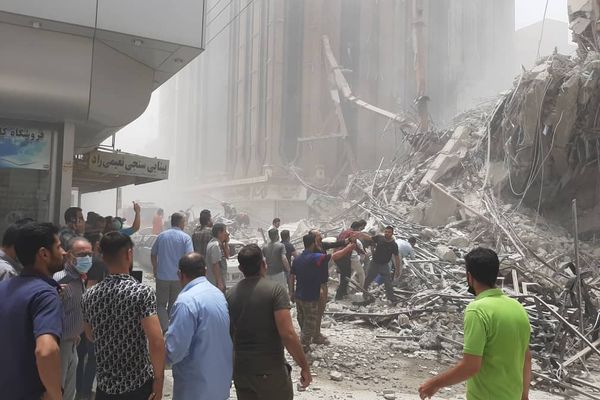 5 قتلى و55 مصابا وأكثر من 80 تحت الأنقاض في انهيار مبنى من 10 طوابق جنوب غربي إيران