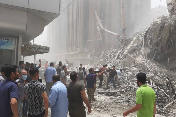 5 قتلى و55 مصابا وأكثر من 80 تحت الأنقاض في انهيار مبنى من 10 طوابق جنوب غربي إيران