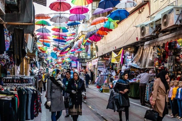 وزارة الإرشاد الإيرانية تمنع استخدام أسماء محلية للمحال التجارية في طهران