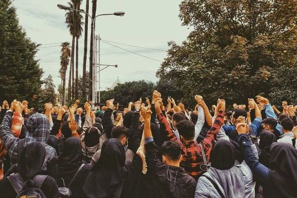 12 ناشطا سياسيا للنظام الإيراني: أي إجراء في ذكرى الانتفاضة سيكون شرارة تشعل "بارود الغضب"