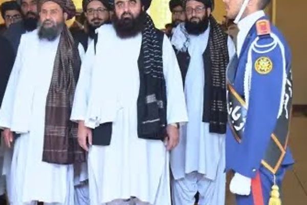 "التلغراف": طالبان تعتزم تسليم 3 أفغان متهمين بالتجسس لصالح بريطانيا إلى إيران