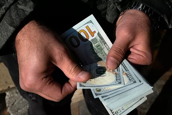 ارتفاع سعر الدولار بعد رفض خامنئي عرض ترامب بالتفاوض