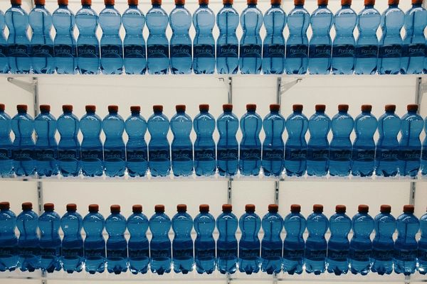 عُمان تحظر استيراد المياه المعدنية من إيران بعد وفاة شخصين بسبب التسمم