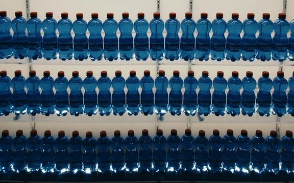 عمان واردات آب معدنی از ایران را پس از مرگ دو نفر ممنوع کرد