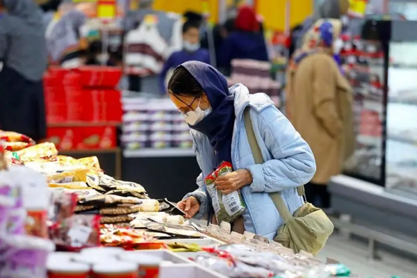 مطالبات برفع الأجور بعد إعلان"الإحصاء الإيراني"أن معدل التضخم السنوي بلغ 45.5 %
