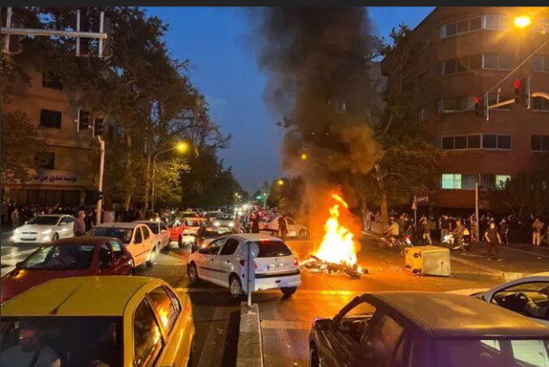 مقاله گاردین: هزاران ایرانی در اعتراض برای آزادی کشته شدند؛ چرا جهان فقط نگاه می‌کند؟