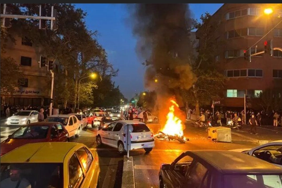 مقاله گاردین: هزاران ایرانی در اعتراض برای آزادی کشته شدند؛ چرا جهان فقط نگاه میکند؟