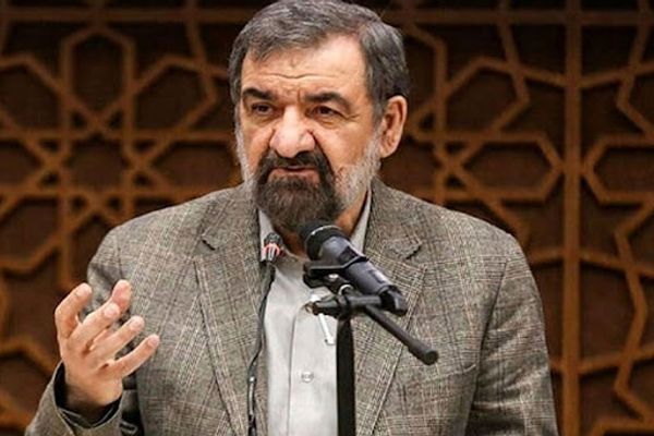 مساعد الرئيس الإيراني: منذ ثلاث سنوات نبيع نفطنا تهريبًا