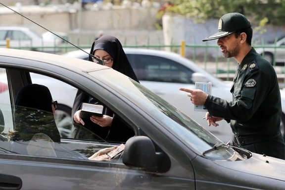 ادامه سختگیریها درباره حجاب؛ «پایگاه عاشقی» در مترو و برخورد با ورزش مختلط در کیش