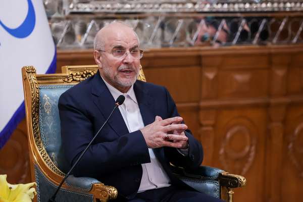 قاليباف: القوات المسلحة الإيرانية تفرض سيطرتها الكاملة على مضيق هرمز