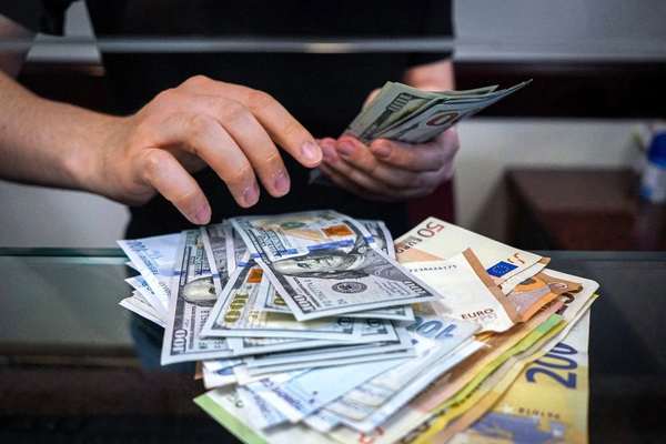 تداعيات الحرب في إسرائيل على سوق العملات في إيران.. الدولار وصل إلى 52 ألف تومان