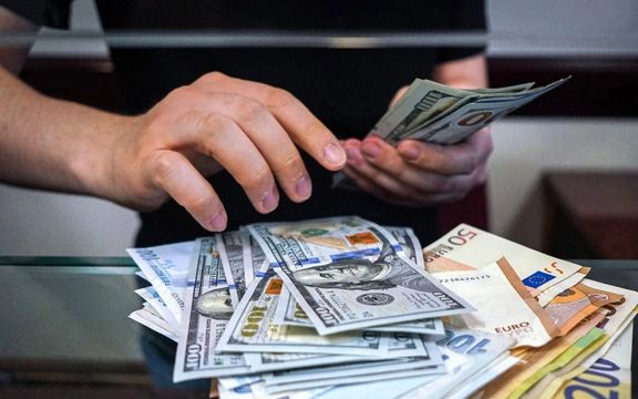 دلار آمریکا در بازار تهران با گذر از ۵۲هزار تومان به بالاترین میزان پس از خرداد امسال رسید