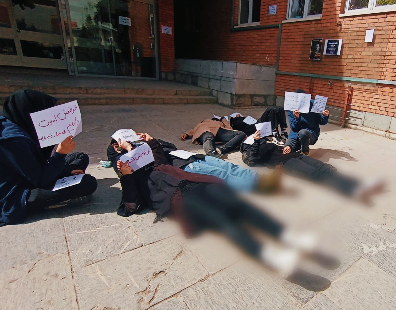 الهجوم الكيماوي يطال أكثر من 120 مدرسة إيرانية..والحكومة:تدهور حالات التلميذات سببه التوتر