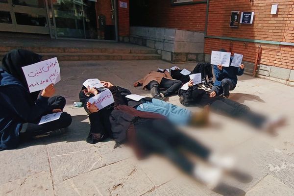 الهجوم الكيماوي يطال أكثر من 120 مدرسة إيرانية..والحكومة:تدهور حالات التلميذات سببه التوتر