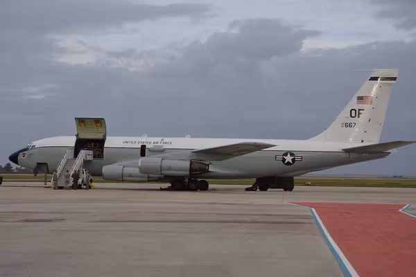 هواپیمای «ردیاب هستهای» آمریکا وارد بریتانیا شد