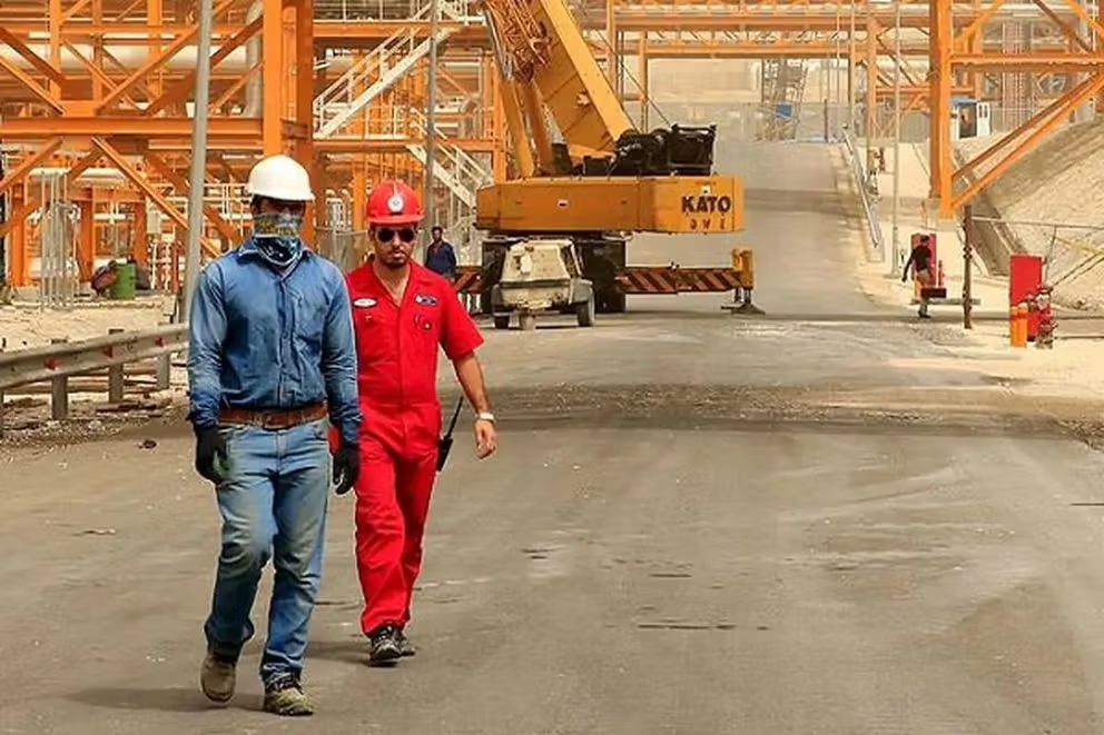 عمال صناعة النفط يتظاهرون أمام مقر الرئاسة في طهران احتجاجًا على عدم تنفيذ مطالبهم 