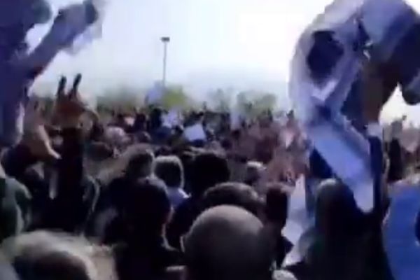 الذكرى الأربعين لمقتل مهسا أميني والمشاركون يرددون شعارات مناهضة للنظام الإيراني