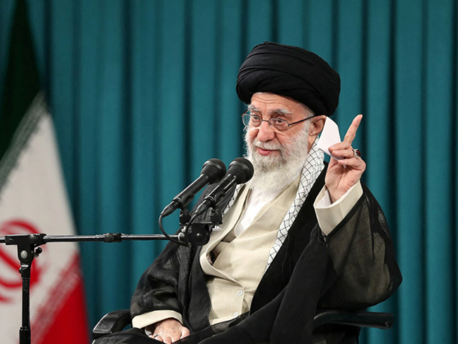 خامنئي يطالب الإيرانيين بإعلان الولاء للنظام