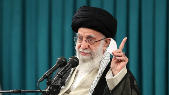 خامنئي يطالب الإيرانيين بإعلان الولاء للنظام