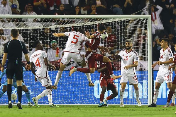 بهدلیل حمله به داور؛ فیفا سرپرست تیم ملی فوتبال امارات را ۱۶ جلسه محروم کرد