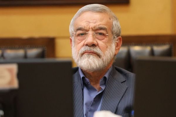 برلماني إيراني: مسؤولو أذربيجان يسعون لإسقاط نظام طهران وبزشكيان يعانق علييف