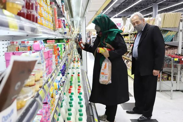 أسعار المواد الغذائية في إيران تواصل الارتفاع.. ومخاوف من عجز الحكومة