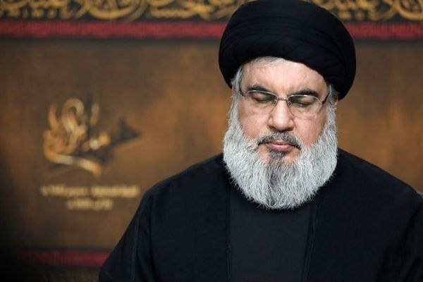 إيرانيون يوزعون الحلوى احتفالاً بمقتل حسن نصرالله