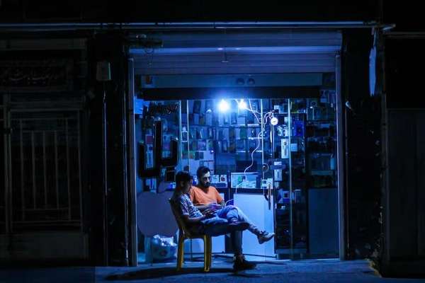 تزامنًا مع تفاقم الأزمة وخطة حكومية لرفع أسعارها.. عودة انقطاع الكهرباء في إيران
