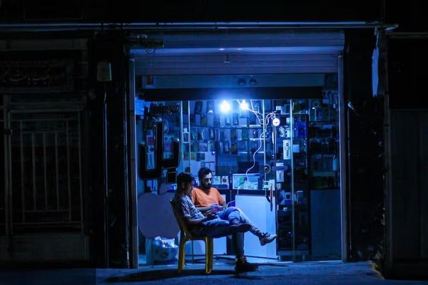 تزامنًا مع تفاقم الأزمة وخطة حكومية لرفع أسعارها.. عودة انقطاع الكهرباء في إيران