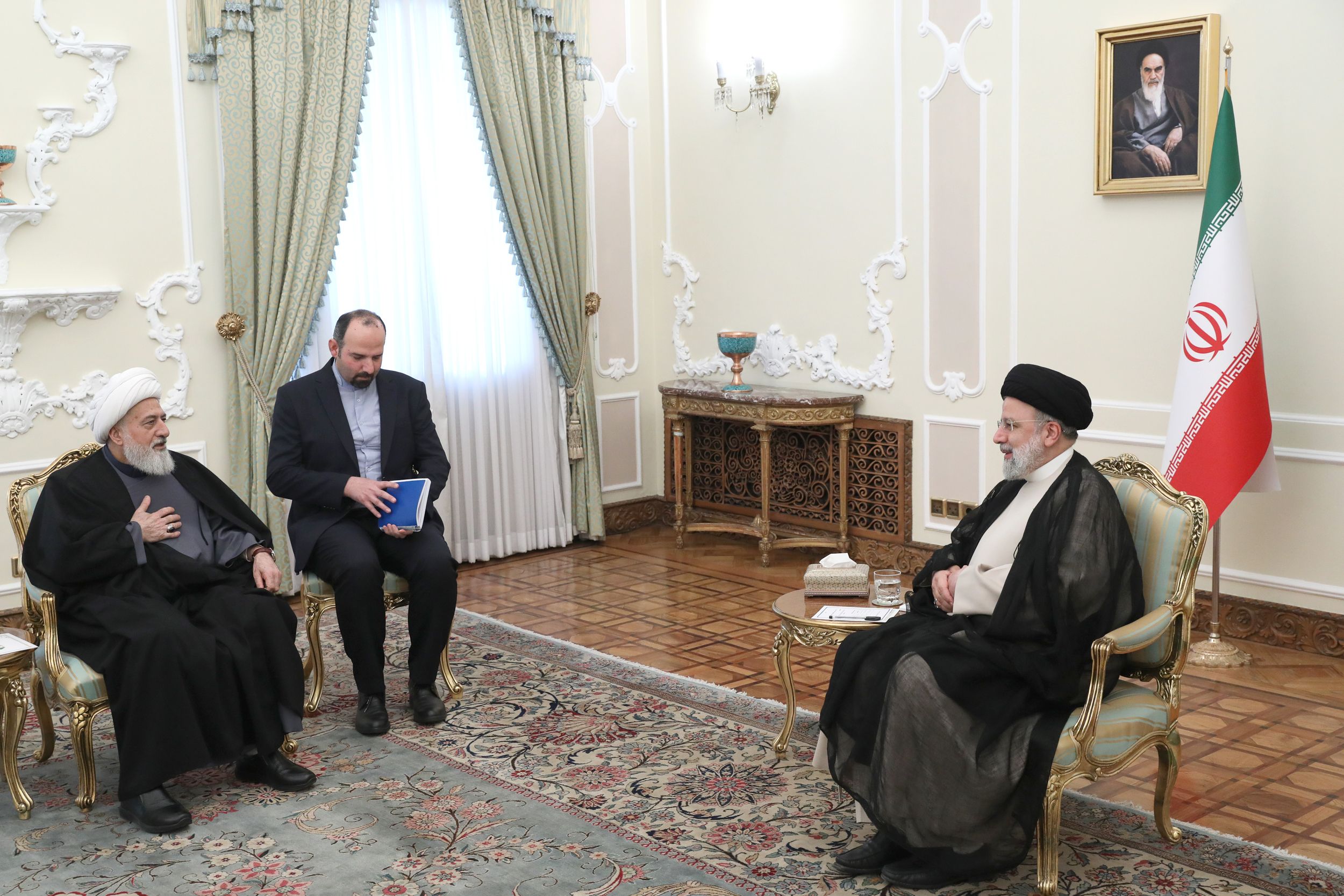 علی خطیب، نایب‌رییس مجلس اعلای اسلامی شیعیان لبنان، در دیدار با ابراهیم رئیسی، ۲۸ فروردین ۱۴۰۳