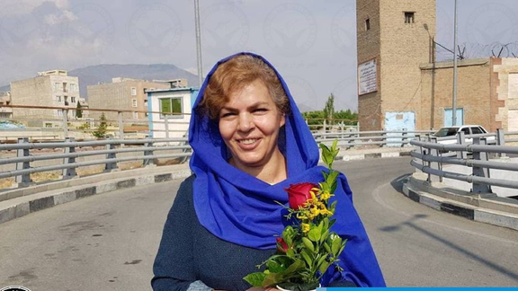منیره عربشاهی فعال مدنی زندانی از زندان قرچک به مرخصی آمد