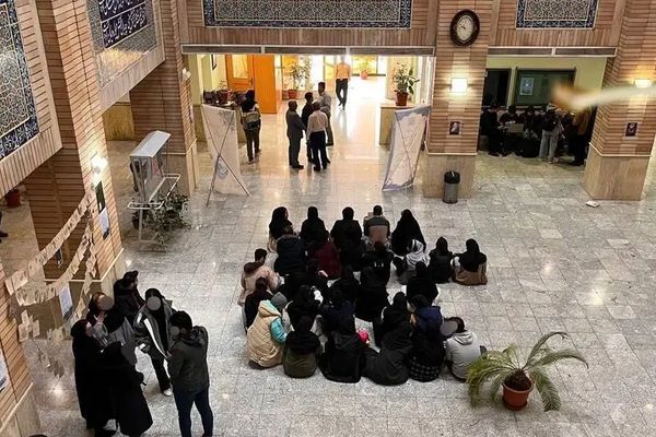 طلاب إيرانيون يعتصمون ويضربون عن الدراسة بسبب هجوم الأمن على جامعة "بهشتي"